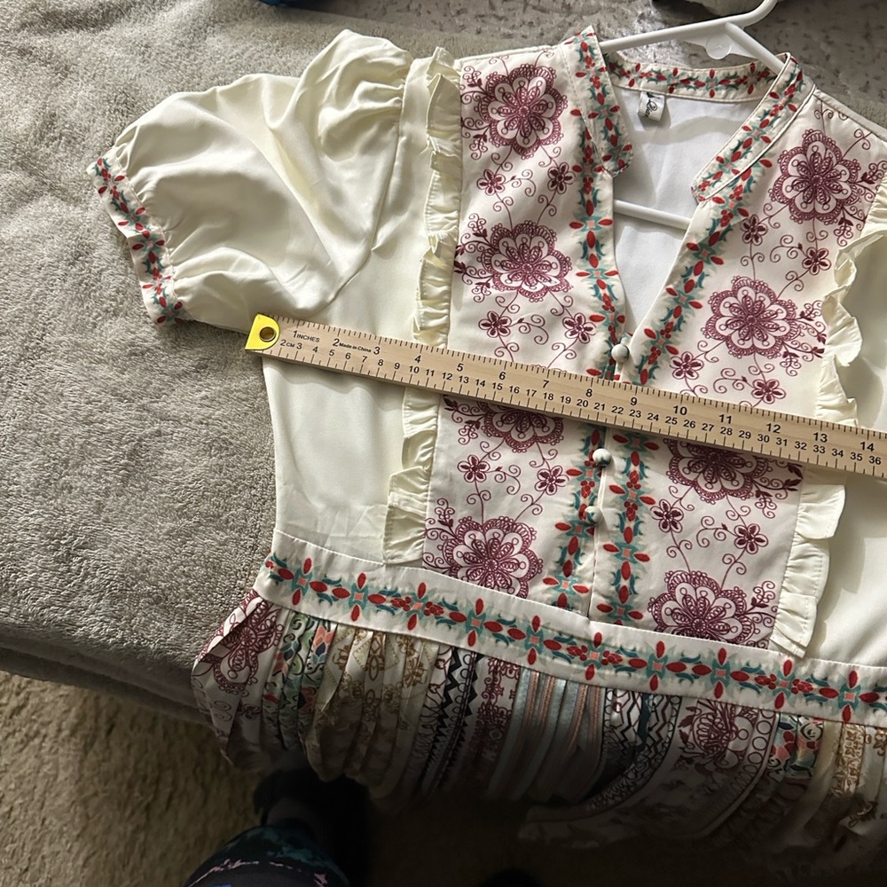 QianL  ivory floral embroidered cotton  tag is missing